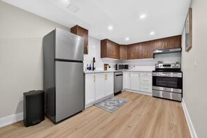 Cafetière-théière, réfrigérateur, four à micro-ondes, un four