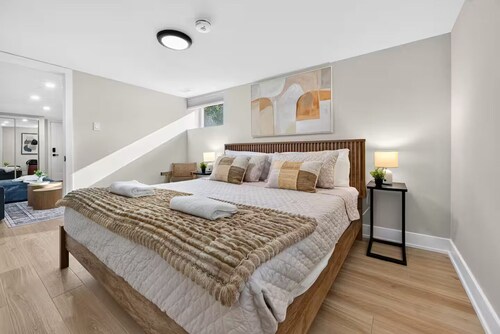 Modern 2 King Suite• Parking• DT Whitby