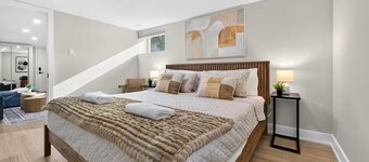 Modern 2 King Suite• Parking• DT Whitby