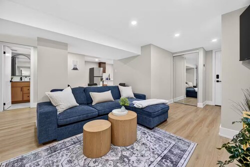 Modern 2 King Suite• Parking• DT Whitby