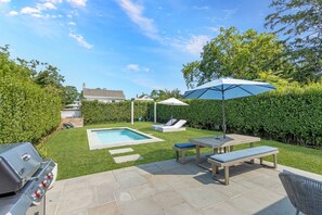 Outdoor dining - 5BR family luxury retreat w/ AC, pool in Greenport. Chef's kitchen, private yard (Greenport)