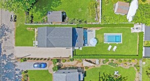 Propiedad residencial con piscina, garaje y entrada para vehículos.