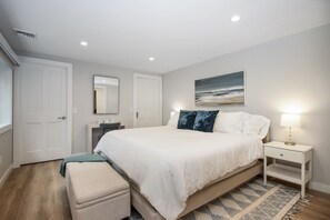 Room - 5BR family luxury retreat w/ AC, pool in Greenport. Chef's kitchen, private yard (Greenport)