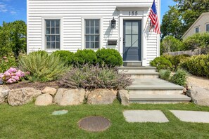 Exterior - 5BR family luxury retreat w/ AC, pool in Greenport. Chef's kitchen, private yard (Greenport)