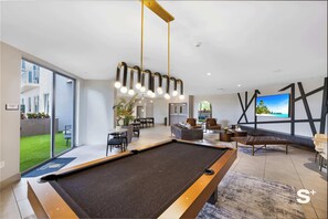 Games room - Sleek Miami 2BR | Free parking | Pool & Gym (Miami)