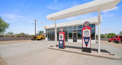 Krusty's Motor Suite - Historic Gas Station Converted Retro Neon Garage!