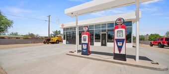 Krusty's Motor Suite - Historic Gas Station Converted Retro Neon Garage!