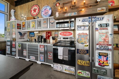 Krusty's Motor Suite - Historic Gas Station Converted Retro Neon Garage!