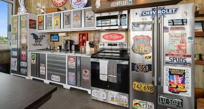 Krusty's Motor Suite - Historic Gas Station Converted Retro Neon Garage!