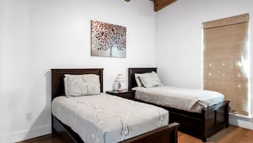 4 habitaciones, escritorio, tabla de planchar con plancha y wifi