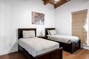 4 Schlafzimmer, Schreibtisch, Bügeleisen/Bügelbrett, WLAN