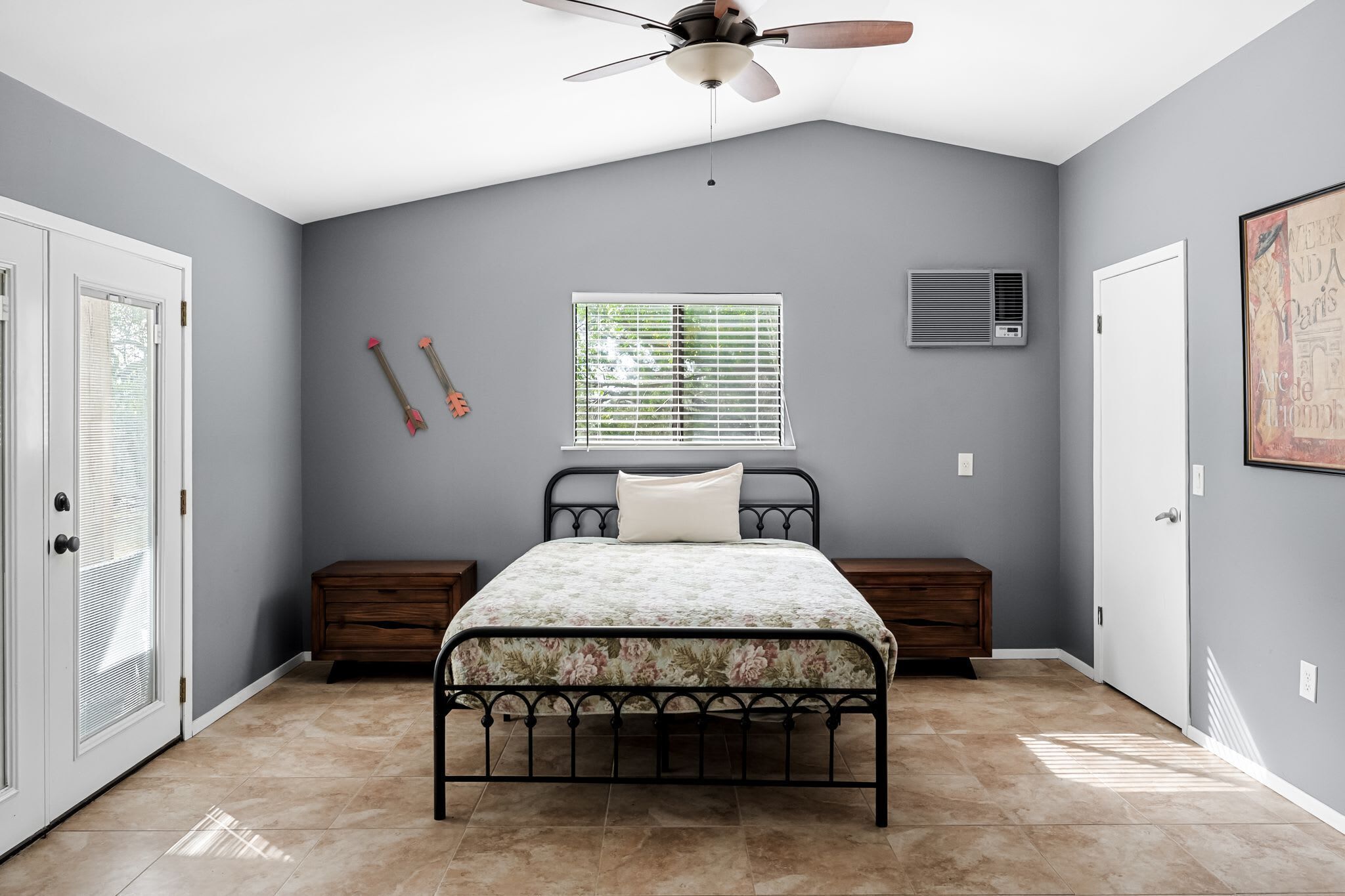 4 Schlafzimmer, Schreibtisch, Bügeleisen/Bügelbrett, WLAN