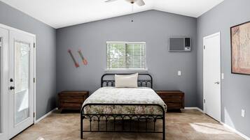 4 Schlafzimmer, Schreibtisch, Bügeleisen/Bügelbrett, WLAN