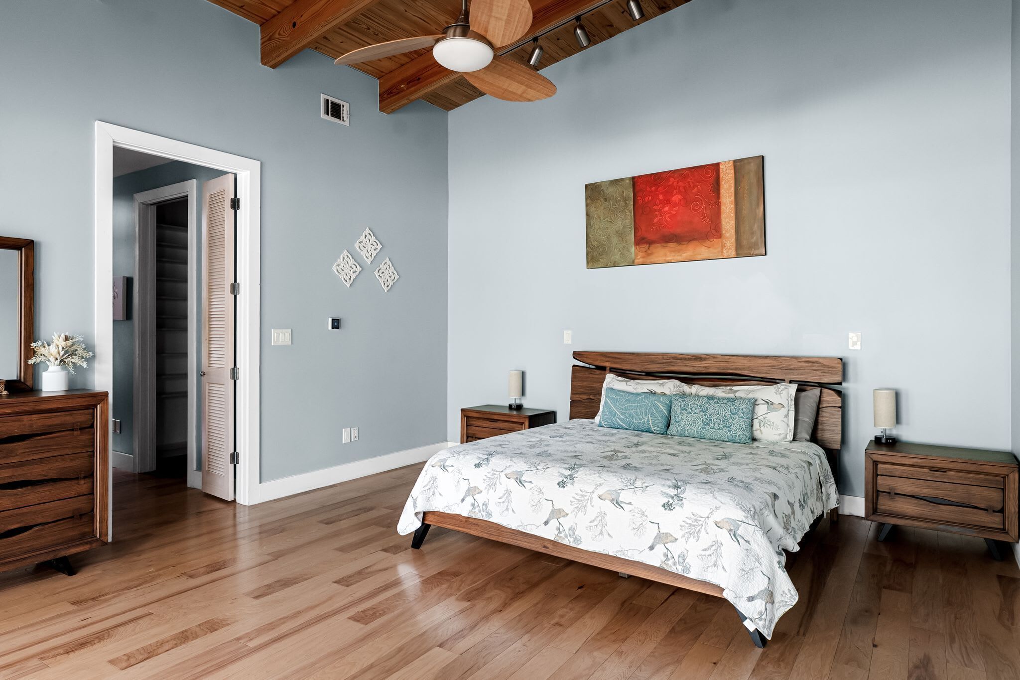 4 habitaciones, escritorio, tabla de planchar con plancha y wifi 