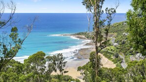 Eine Küstenlandschaft mit Strand, Meer und umgebender Vegetation.