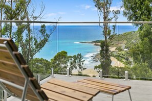 A wooden bench overlooking a coastal view with a clear sky. - Vue Sur La Mer - Pour Deux Ocean view for two (Wye River)