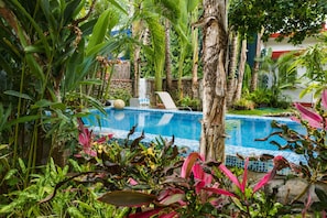Una piscina al aire libre