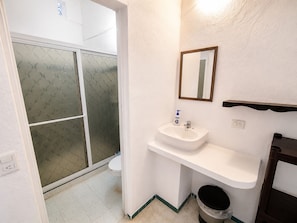Shower, free toiletries, towels, soap - Casa ANTAHKARANA (Jal.)