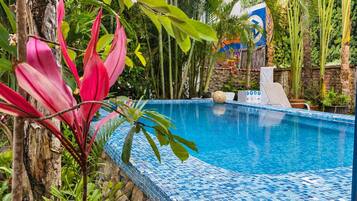 Hồ bơi ngoài trời