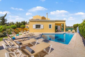 A poolside area with lounge chairs and a swimming pool. - Villa Monte Galego. Private pool and garden. A space just for you. (Guia)