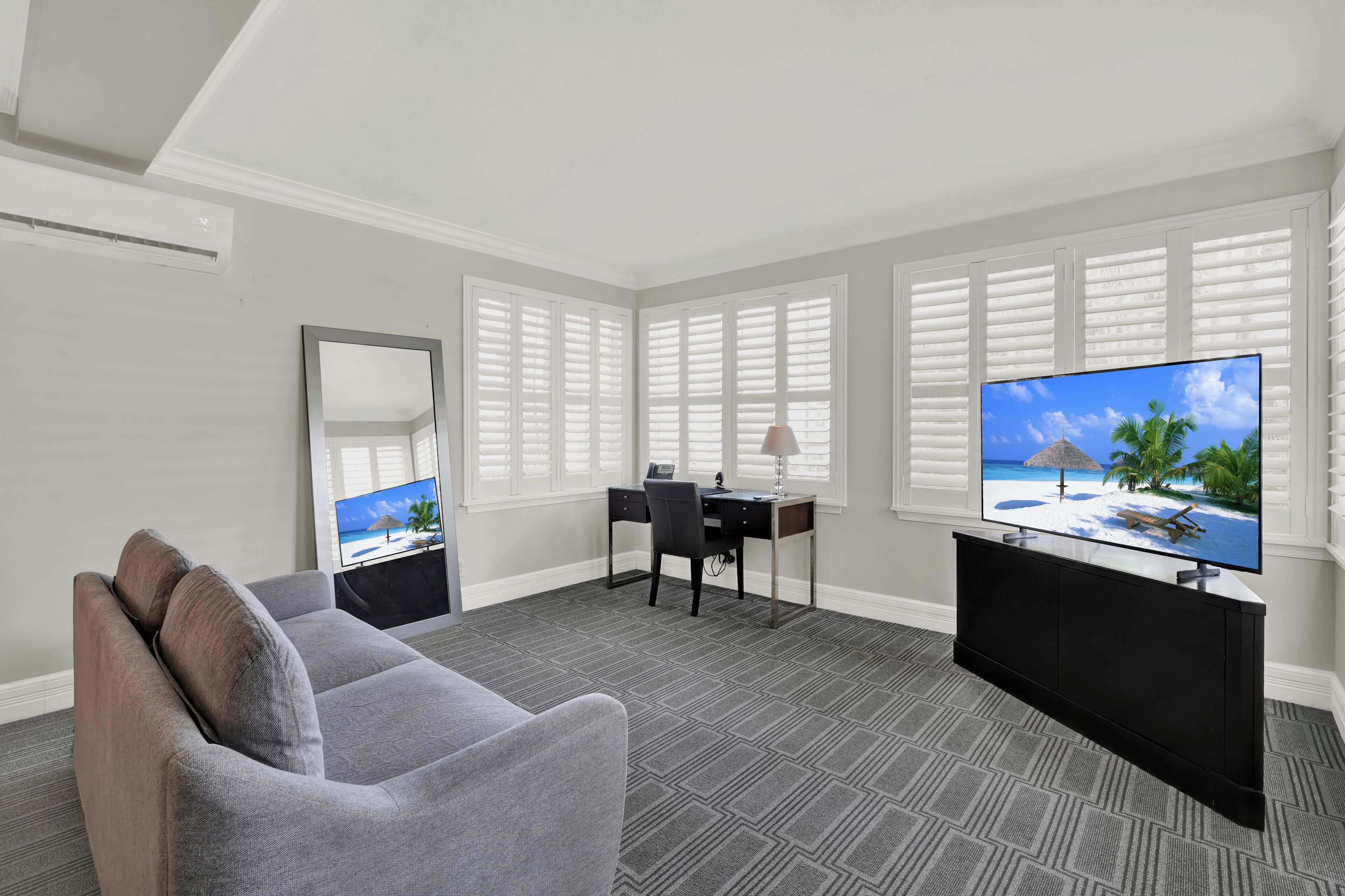 Chambre Deluxe, vue piscine | Coin séjour