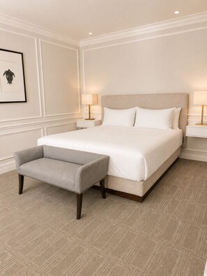 Desk, laptop workspace, blackout curtains - Monaco Bay Club Hotel (Fort Lauderdale)