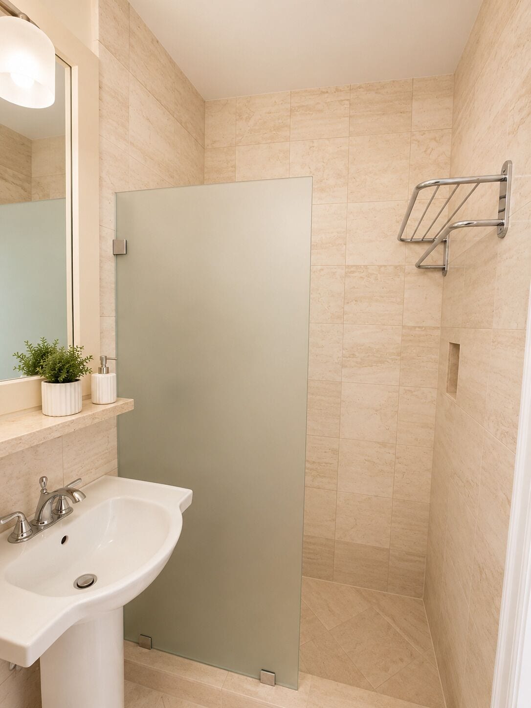 Un bagno con cabina doccia in vetro, un lavandino e uno specchio.