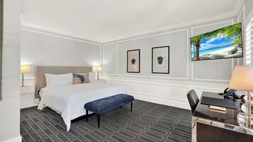 Habitación Deluxe, vistas a la piscina | Escritorio, espacio para trabajar con un portátil, cortinas opacas