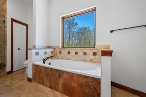 Douche, baignoire à jets, sèche-cheveux, bidet