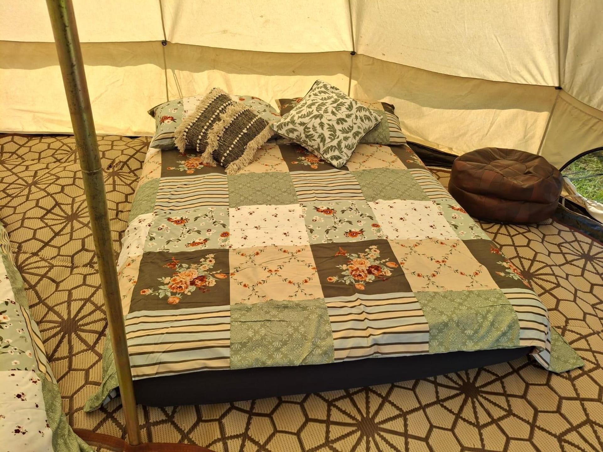 1 bedroom, bed sheets