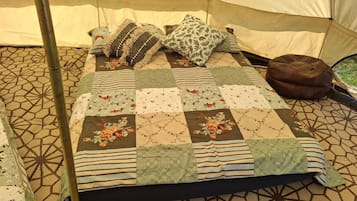 1 bedroom, bed sheets