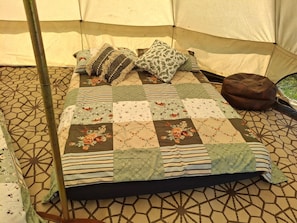 1 bedroom, bed sheets