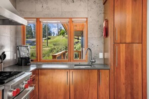 Coffee/tea maker, fridge, microwave, oven - The Muse | Art Studio | Mountain Views | AC | Pets (Invermere)