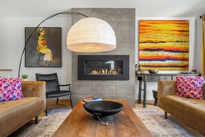 TV, fireplace, books - The Muse | Art Studio | Mountain Views | AC | Pets (Invermere)