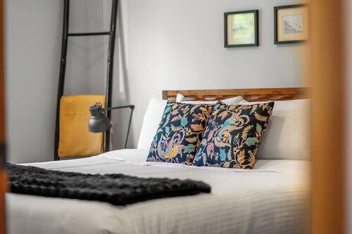 The Muse | Art Studio | Mountain Views | AC | Pets
