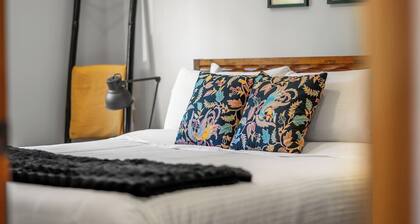 The Muse | Art Studio | Mountain Views | AC | Pets