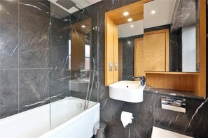 A modern bathroom with a bathtub, a sink, and a mirror. - Luxury 4 Bedrooms in Jerome House London (London)