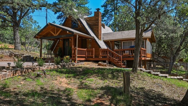 Eine Holzhütte mit Veranda und einer Treppe zum Eingang.