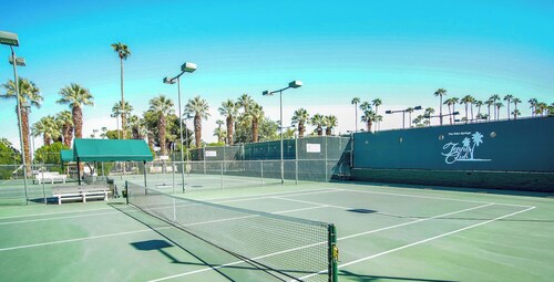 Cozy 1-bedroom resort in charming Palm Springs, fitness room, tennis, and pools