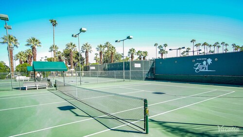Cozy 1-bedroom resort in charming Palm Springs, fitness room, tennis, and pools