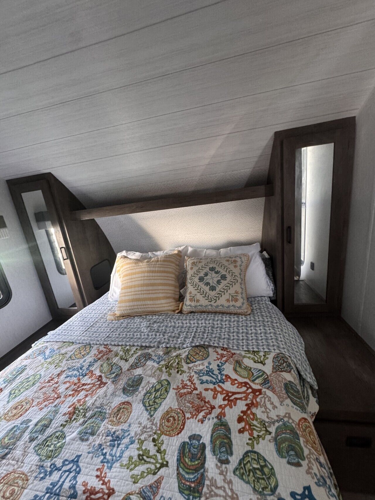 2 bedrooms, desk, WiFi, bed sheets