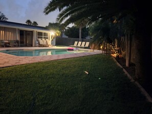 Outdoor pool - The Oasis Private Pool +Gazebo 5 Minutes to the Beach! (Pompano Beach)