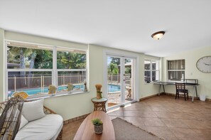 Smart TV, books - The Oasis Private Pool +Gazebo 5 Minutes to the Beach! (Pompano Beach)