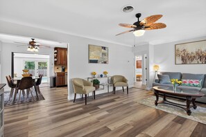 Smart TV, books - The Oasis Private Pool +Gazebo 5 Minutes to the Beach! (Pompano Beach)