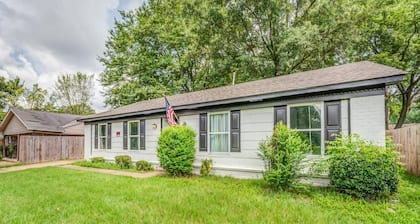 Near Parks & Shopping- Hickory Ridge Hideaway