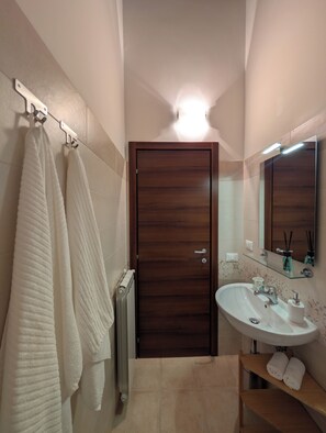 Deluxe kamer, 1 queensize bed, airconditioning, uitzicht op bergen | Badkamer | Een douche, een haardroger, handdoeken, zeep