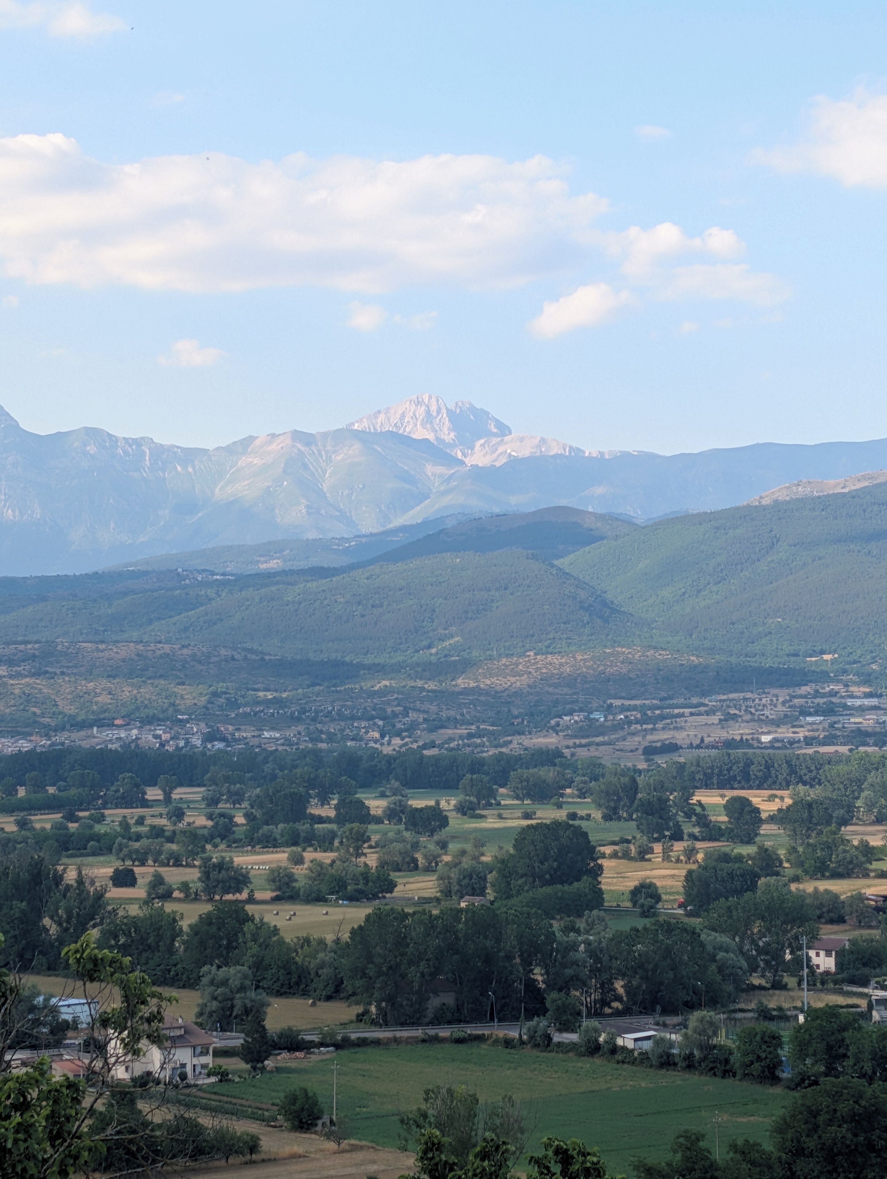Un paysage montagneux avec un village situé dans la vallée.