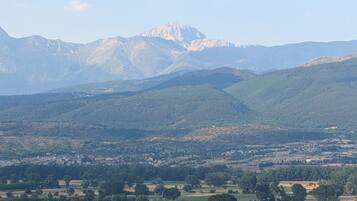 Un paysage montagneux avec un village situé dans la vallée.