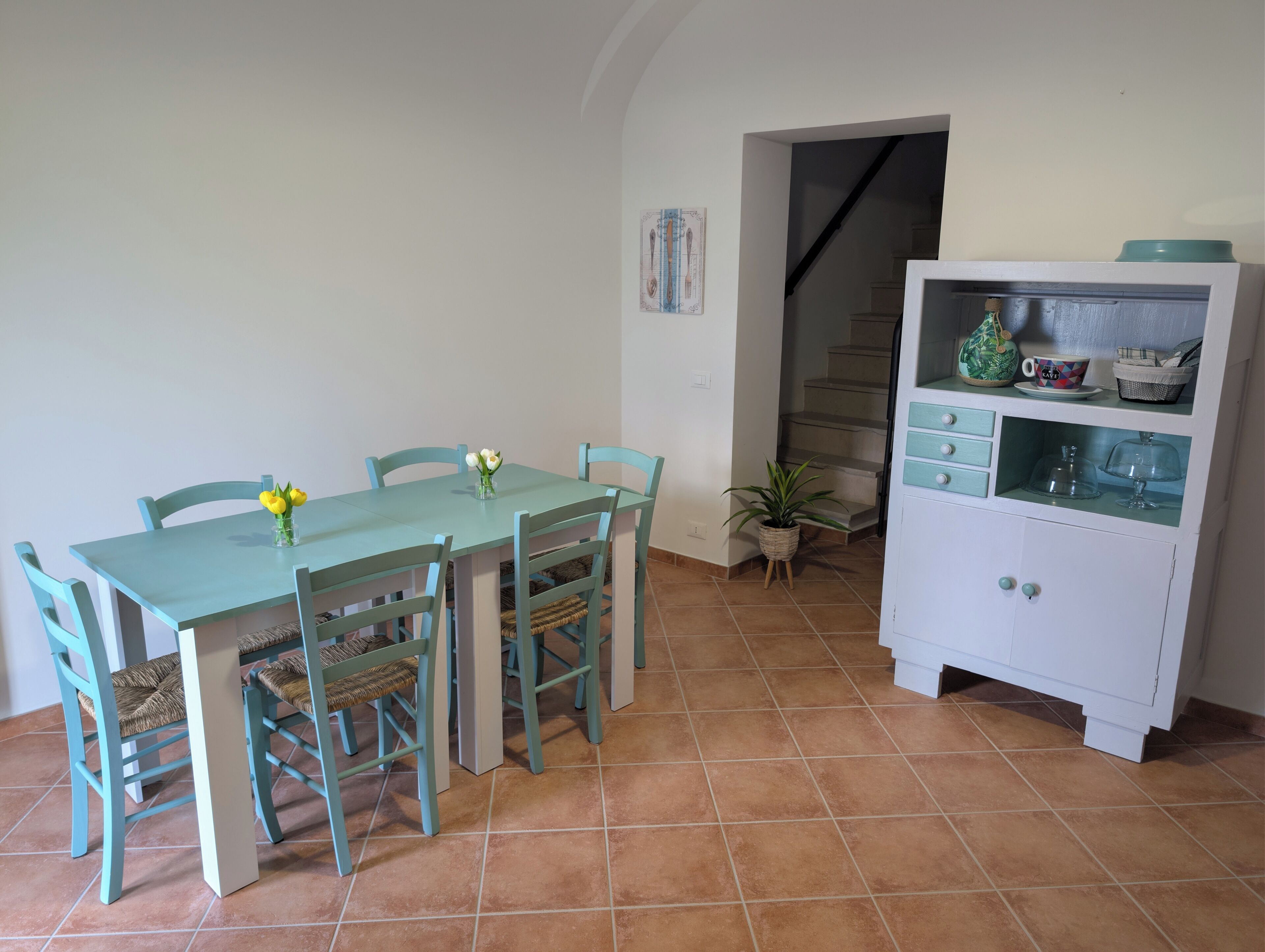 Frigorífico grande, placa de cocina y utensilios de cocina