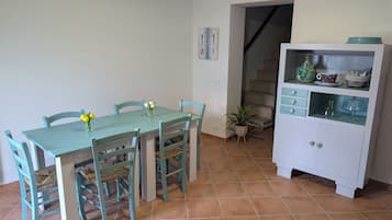 Frigorífico grande, placa de cocina y utensilios de cocina